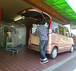 前面駐車場から台車を使って出し入れ出来る
